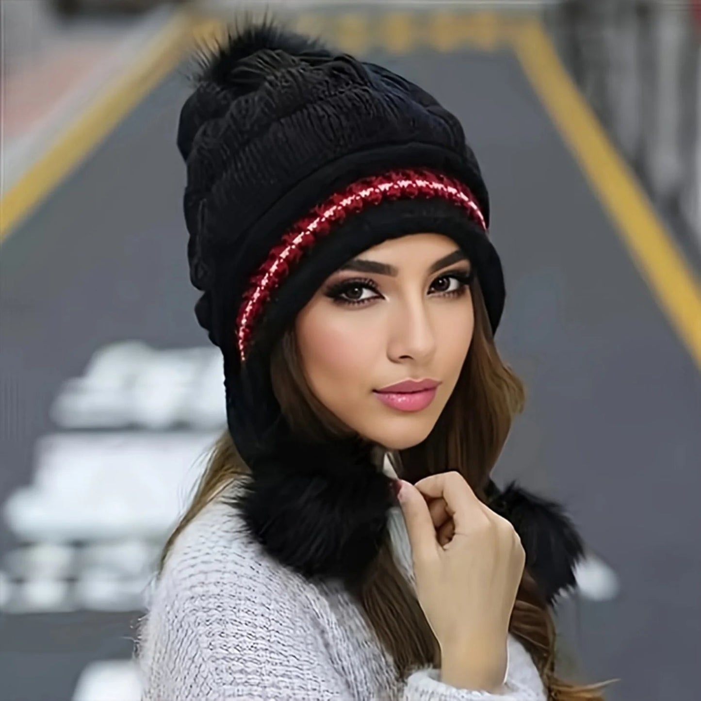 Fleece-Lined Pom Pom Beanie – Winter Warmth with a Fun Finish